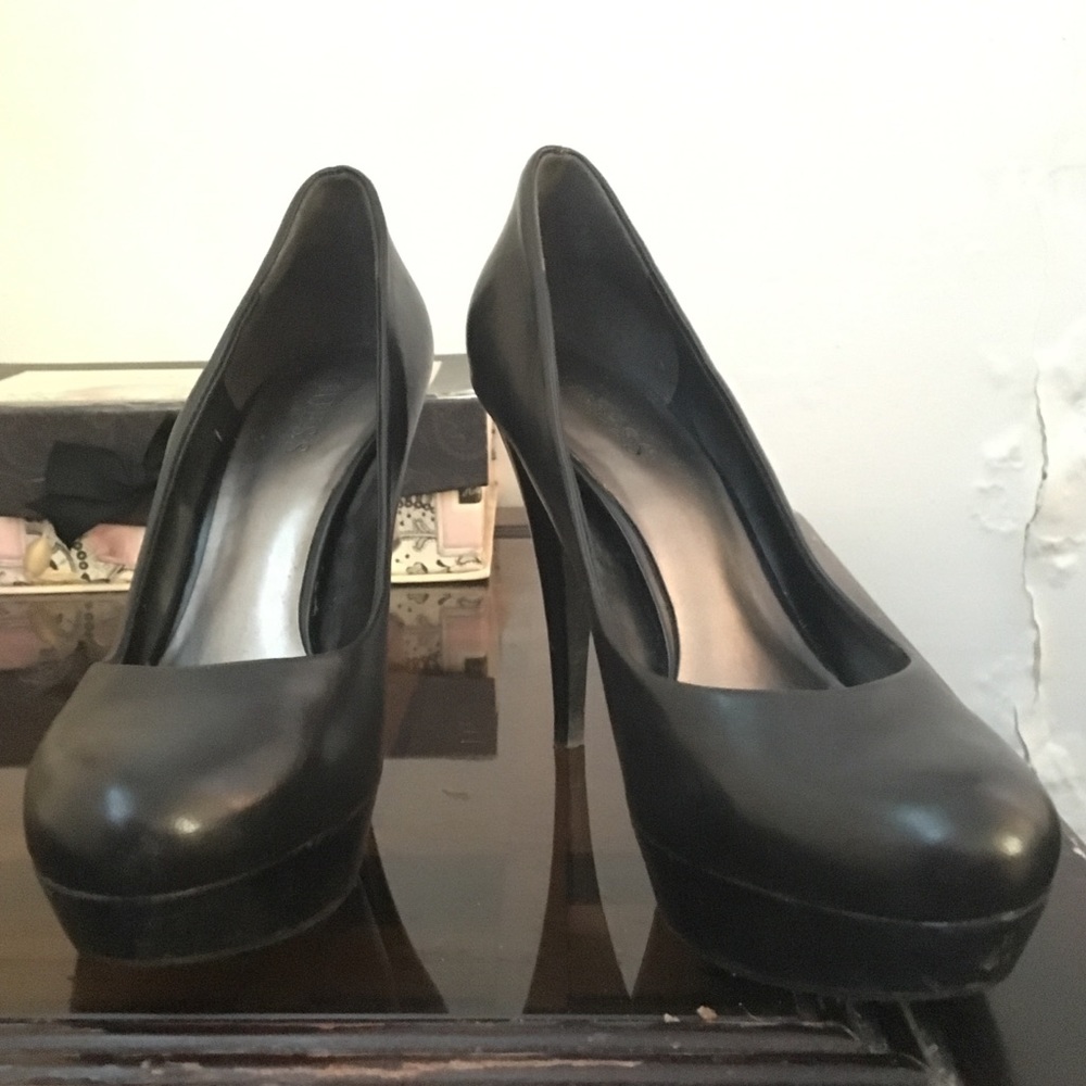 Ebony GUESS heels